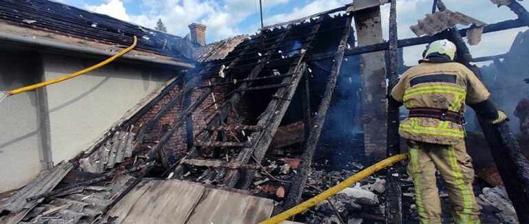 На Рахівщині вогонь охопив кімнату та дах будинку