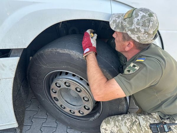 Без номеру кузова: вантажний тягач затриманий в ПП “Дякове” (ФОТО)