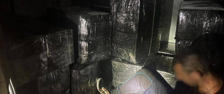 На Тячівщині вночі затримали автівку з контрабандою