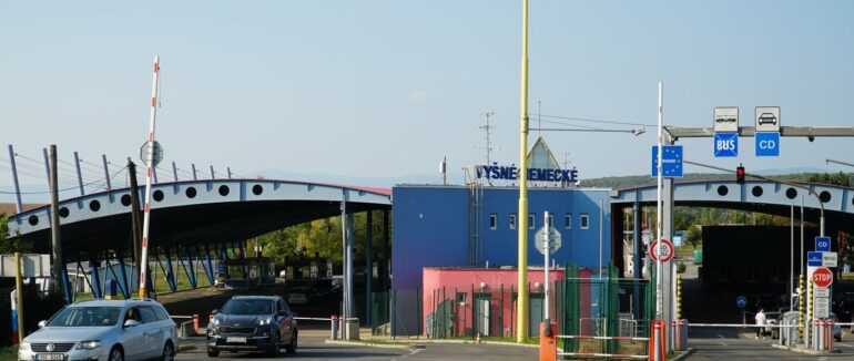 Перетин кордону на пунктах пропуску до Словаччини та Угорщини тимчасово ускладнений
