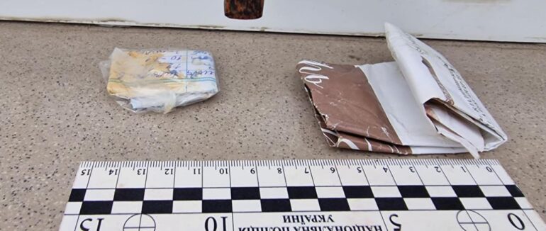 У 42-річного ужгородця знайшли наркотики: на місце події викликали слідчих