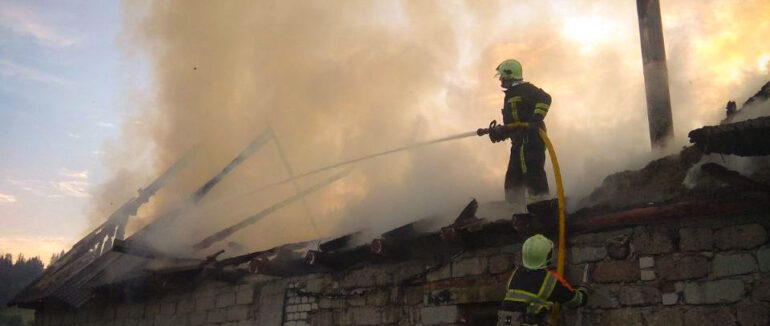 Врятували сусідське приміщення: на Хустщині вогонь охопив дах будинку