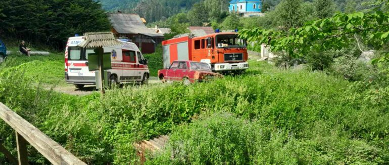 На Рахівщині у горах медики та рятувальники допомогли травмованій киянці