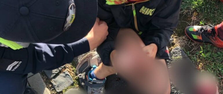 Допомогли травмованому хлопчику: в Мукачеві патрульні надали першу допомогу дитині