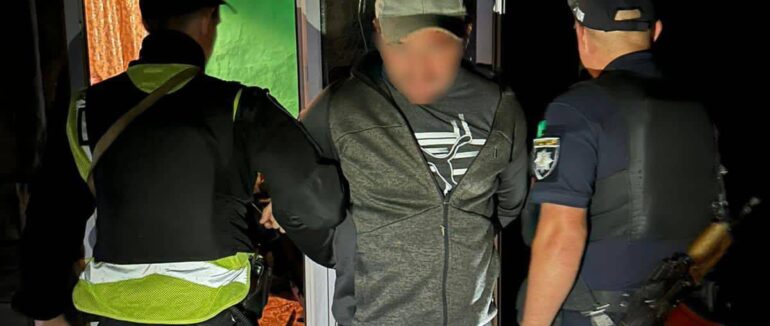 На Тячівщині поліція затримала зловмисника: фігурант накинувся з ножем на правоохоронців