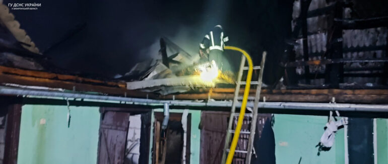 На Рахівщині вогонь охопив дві об’єднані між собою надвірні споруди