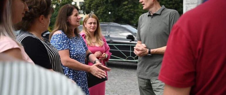 Заклади освіти краю отримали портативні зарядні станції від міжнародної гуманітарної організації «Save the Children».