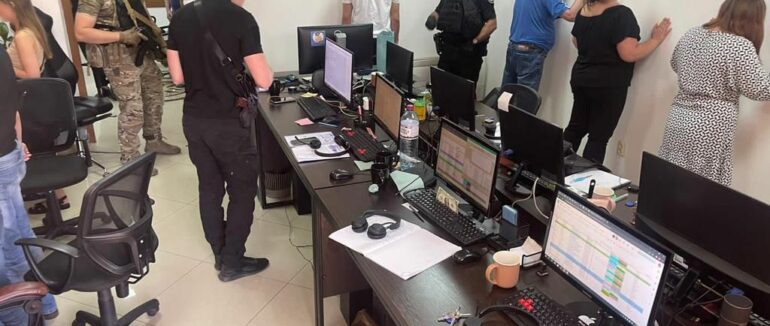 В Ужгороді поліція заблокувала роботу шахрайського кол-центру зі штатом понад 20 осіб