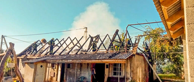 У Хустському районі вогонь охопив горище житлового будинку
