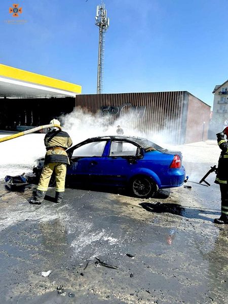 Машина почала диміти на виїзді з АЗС: подробиці вчорашньої пожежі в Ужгороді