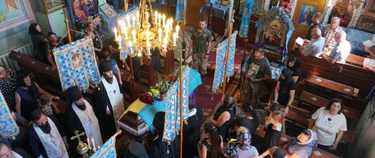 На Мукачівщині провели в останню путь Героя Василя Дешко