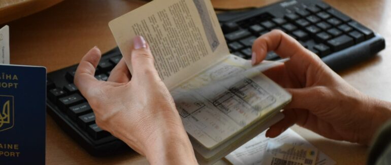 Ніби опікується жінкою-інвалідом: на Закарпатті на кордоні затримали чоловіка призовного віку з фальшивими документами