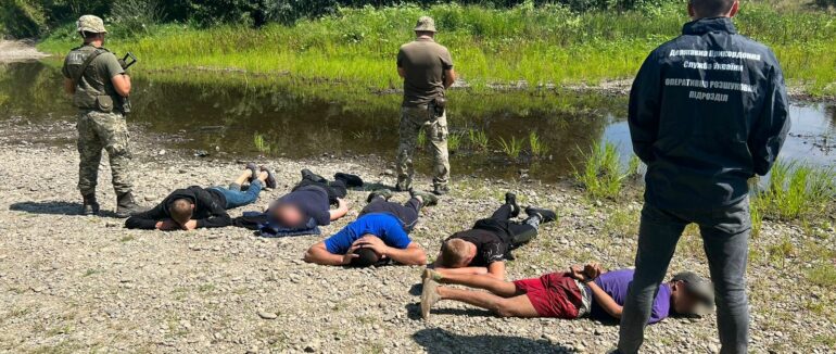 Хотіли незаконно перетнути кордон: на Закарпатті затримали 6 “ухилянтів”