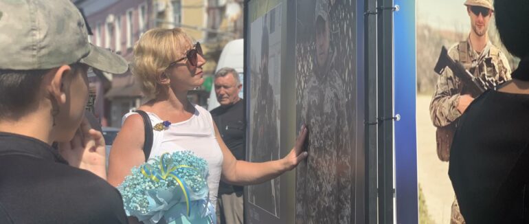 «Герої не вмирають»: у центрі Мукачева відкрили пам’ятну експозицію пам’яті полеглих захисників України (ФОТО)