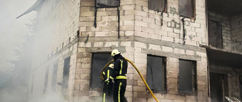 На Рахівщині ліквідували пожежу в “курортному” недобудованому міні-готелі