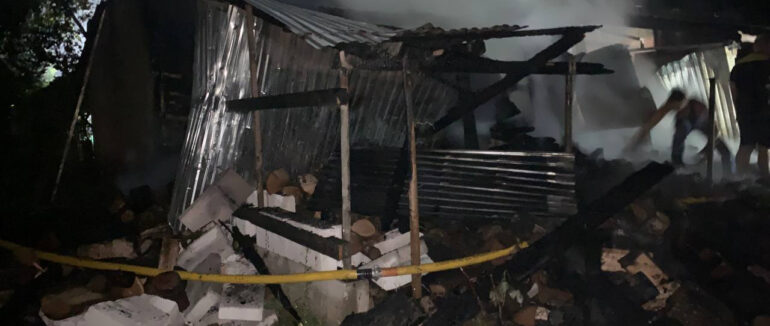 На Мукачівщині вогонь охопив надвірну споруду, що об’єднувала хлів, гараж, літню кухню й дровітню