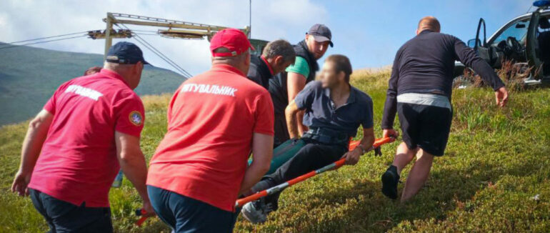 Житель Рахова травмувався у горах: йому допомогли рятувальники