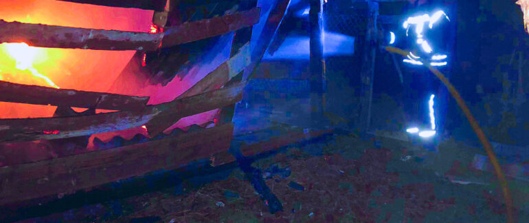 Вночі на Хустщині вогонь охопив надвірну споруду