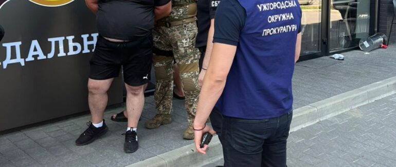 Пропонували уникнути призову та виїхати за кордон за $10 000 – в Ужгороді судитимуть двох чоловіків