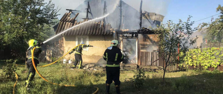 На Тячівщині рятувальники приборкували вогонь у житловому будинку