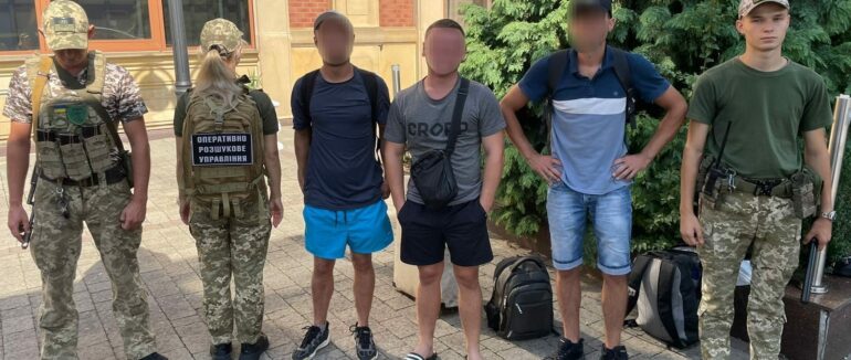 Познайомилися на вокзалі та розробили план дій: закарпатські прикордонники затримали “ухилянтів” біля кордону