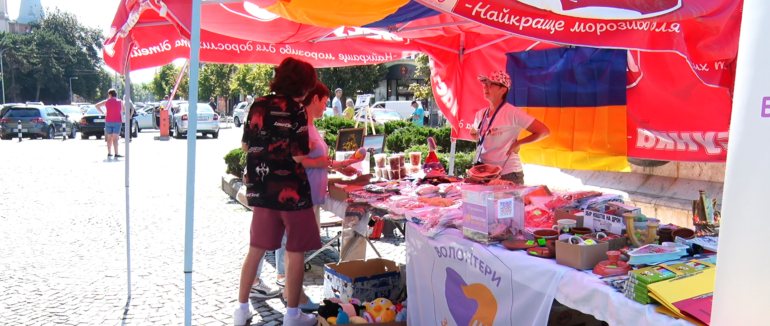 Збирають кошти на купівлю дрону: в Мукачеві триває благодійний ярмарок (ФОТО)