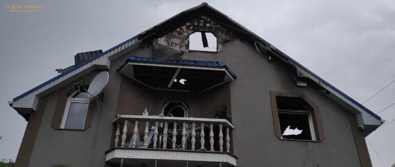 На Хустщині блискавка влучила у будинок й спричинила пожежу