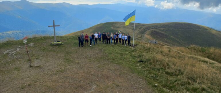 Історичний момент: Керецьківська громада встановила 6-тиметровий флагшток на г. Стій