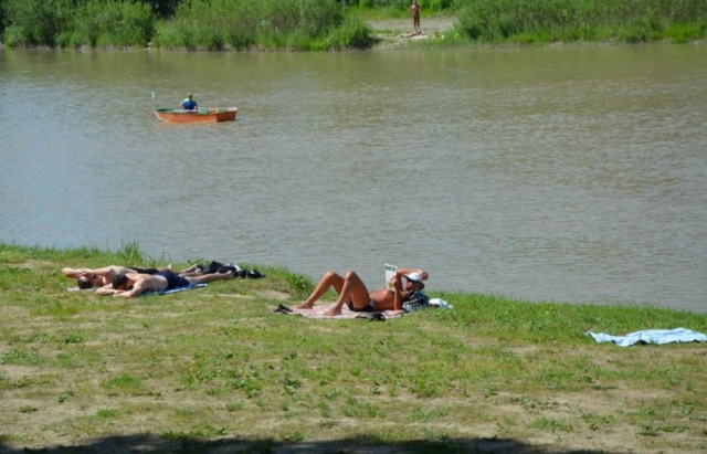 На Закарпатті покарали чоловіка за відпочинок голяка біля річки