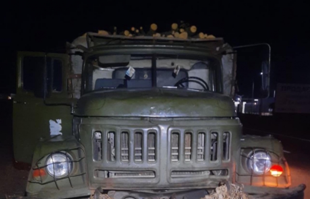 В Мукачеві патрульні зупинили вантажівку з нелегальною деревиною