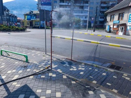 Через аномальну спеку, на Закарпатті рятувальники встановлюють водяні рамки-розпилювач – локації