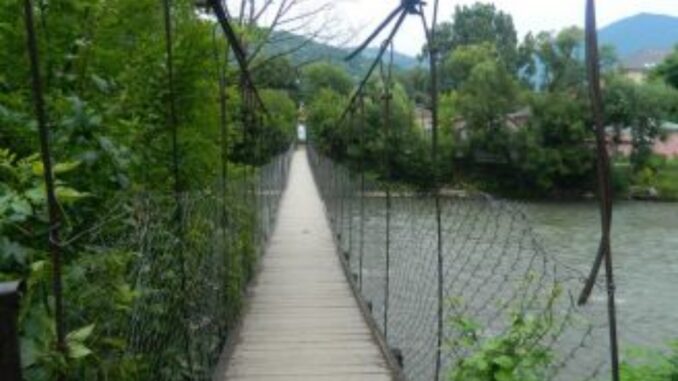 На Закарпатті через аварійність тимчасово закрили для користування один із підвісних мостів