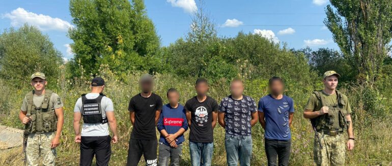 На кордоні на Закарпатті у багажнику автобуса серед речей виявили двох чоловіків