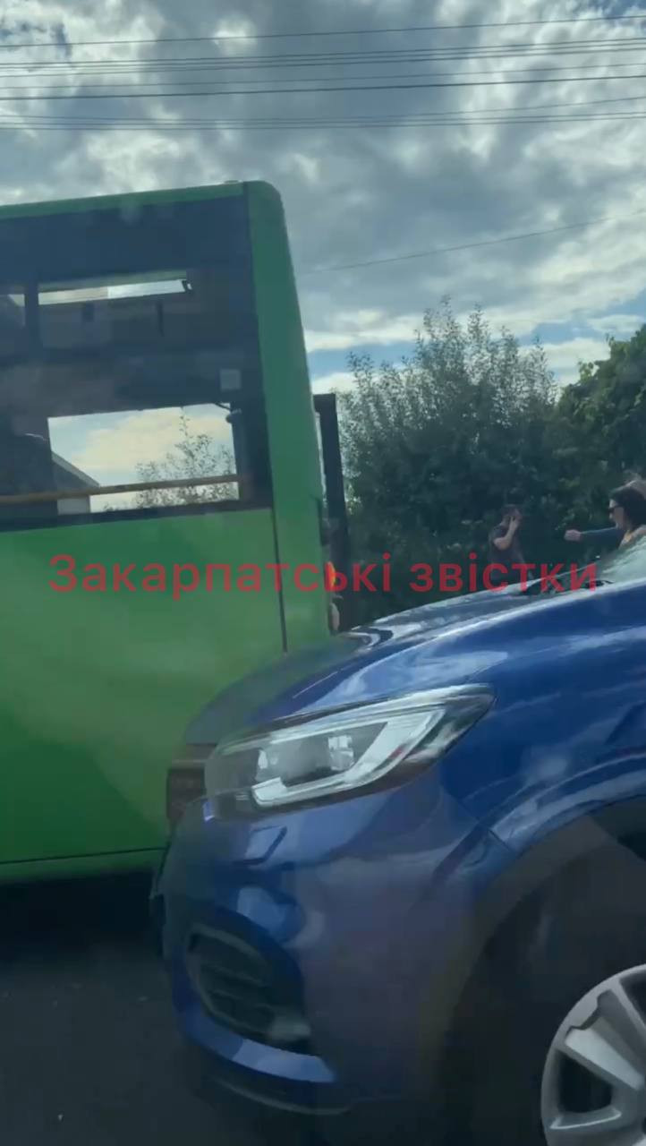 В Мукачеві аварія: легковик зіштовхнувся з маршруткою