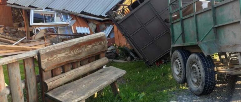 На Рахівщині вантажівка з причепом знесла надвірну споруду