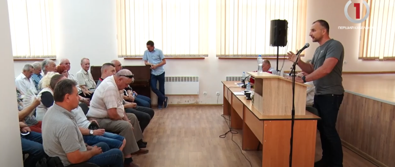 Звітна зустріч без запрошень: як у Мукачеві звітували представники громадських організацій (ВІДЕО)