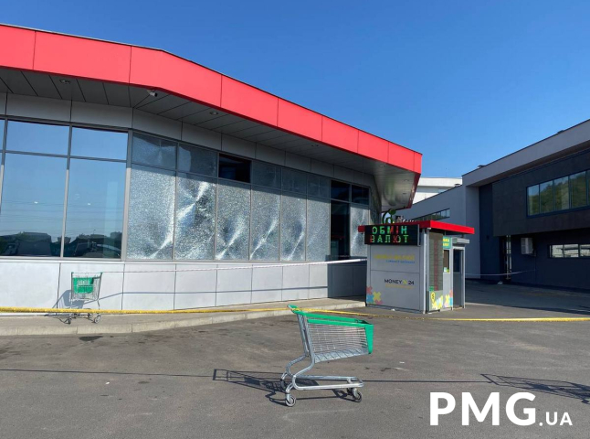 Вибухи та розбиті вікна: що трапилося вранці у Мукачеві біля супермаркету