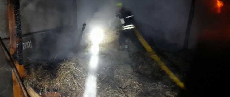 Вночі на Тячівщині вогонь охопив навіс, який впритул знаходився до оселі