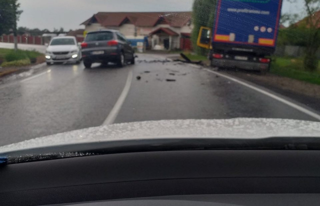 ДТП на Мукачівщині: зіткнулися вантажівка та позашляховик (ВІДЕО)