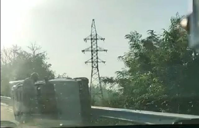 Ранкова ДТП поблизу Чопа: автівка перекинулася на бік (ВІДЕО)