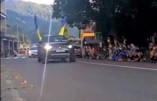 На Рахівщині зустріли траурний кортеж із загиблим Захисником України