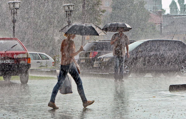 Після спеки на Закарпаття насуваються сильні зливи, град та грози