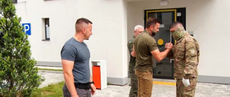 Вручення ключів: спецпризначенців СБУ голова Закарпатської ОВА привітав з отриманням нових квартир (ВІДЕО)