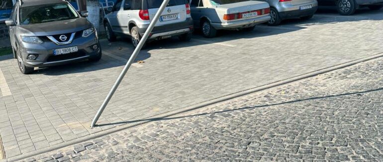 У центрі Виноградова автомобіль повалив дорожній знак та втік з місця події (ВІДЕО)