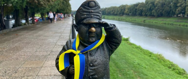 Ужгородські мініскульптурки теж вбралися в жовто-блакитні кольори
