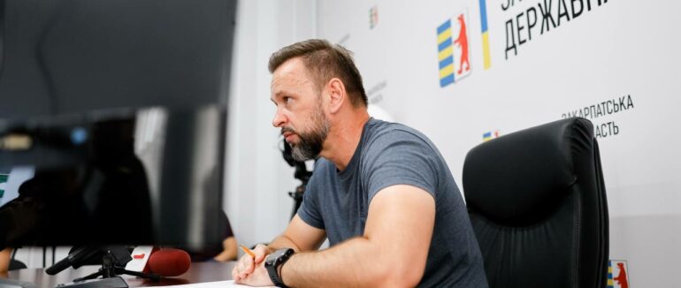 Голова ОВА Віктор Микита доручив протягом 24 годин перевірити всі пішоходні мости