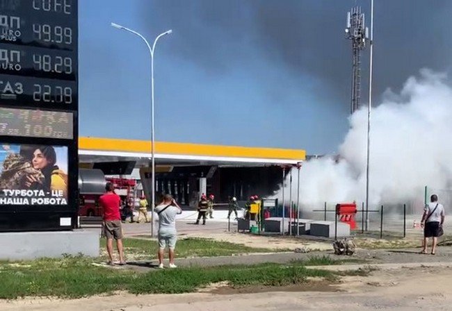 На автозаправці в Ужгороді вщент згорів автомобіль (ВІДЕО)