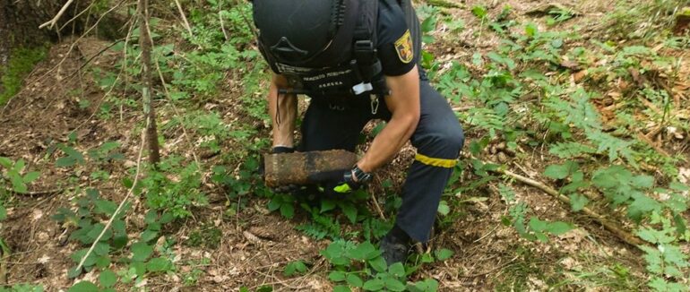 Піротехники ДСНС знешкодили снаряд, знайдений у Хустському районі