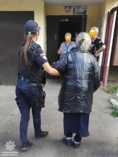 У Мукачеві патрульні допомогли дістатися додому бабусі, яка заблукала