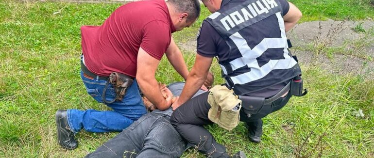 Встиг передати «товар»: в Іршаві затримали торговця метамфетаміном